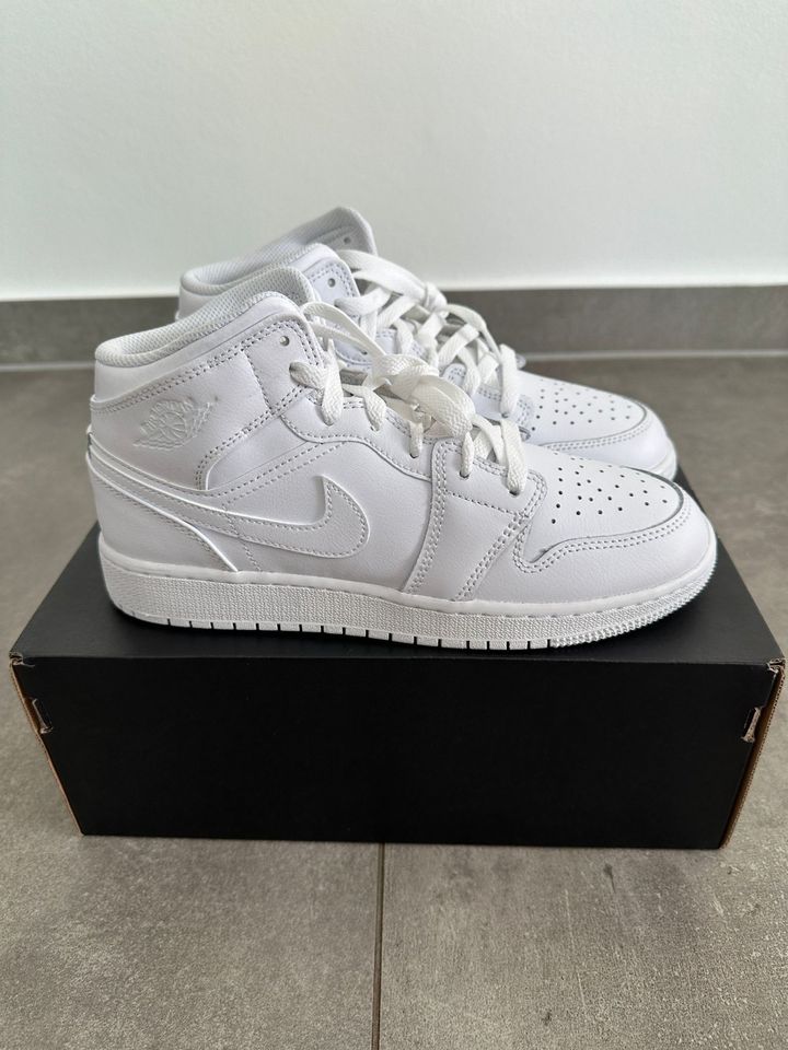 Jordan 1 Mid White EU 38 / US 5,5Y 554725-136 in Saarlouis