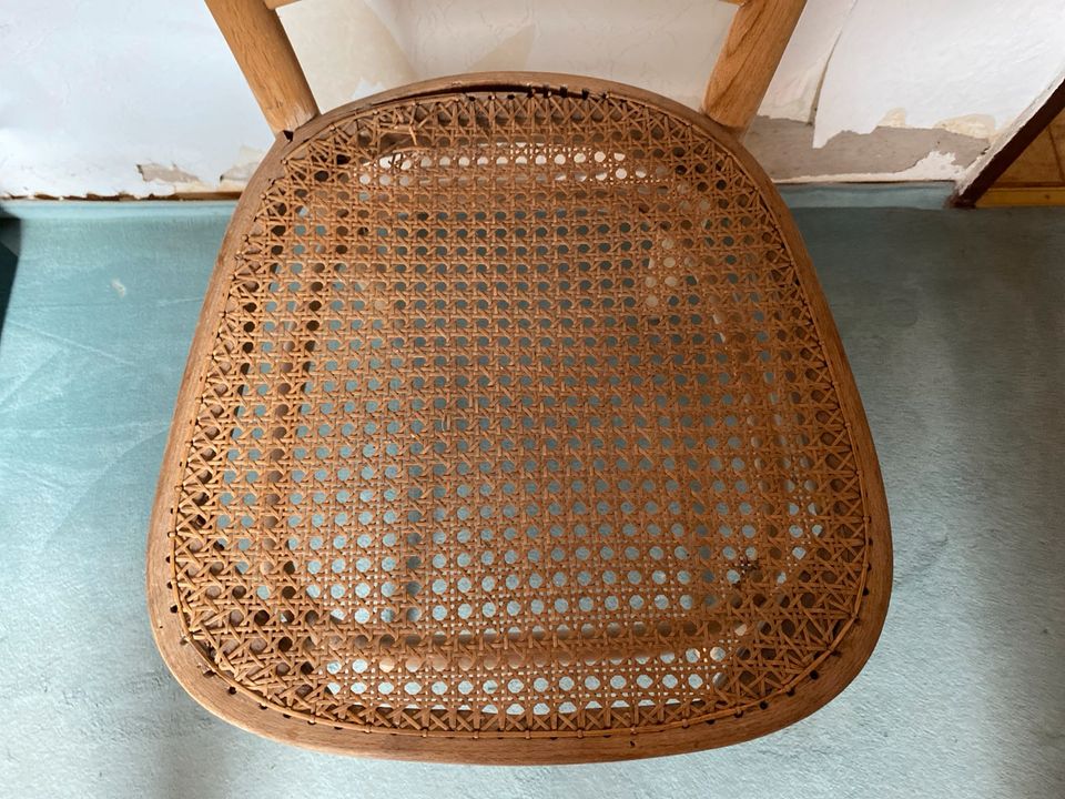 Antiker Stuhl,  renovierungsbedürftig in Veitsbronn