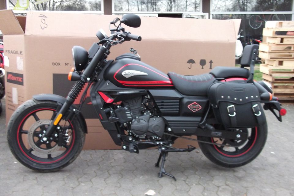 UM Renegade Vegas Edition,125, nur 205km  mit  Sissybar in Mellrichstadt