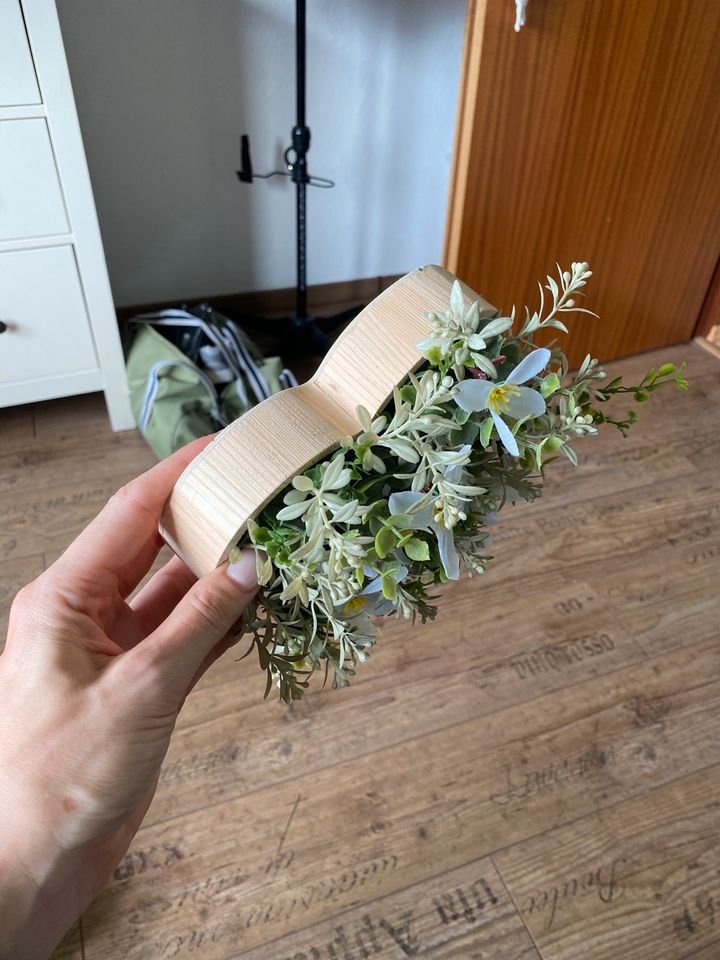 Holz Herz mit Kunstblumen Geschenk Hochzeit in Kiel