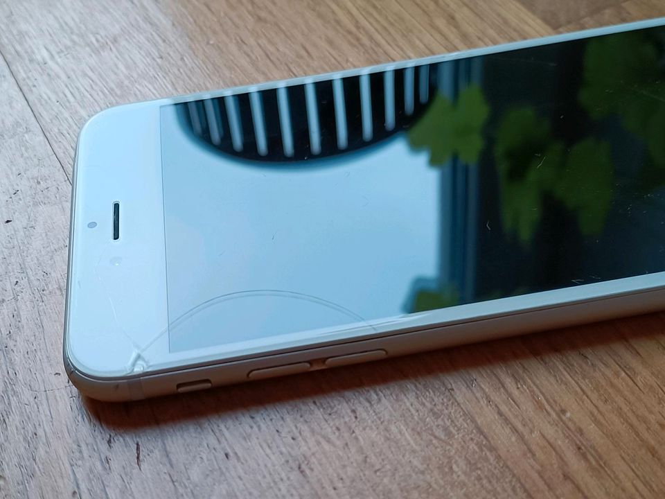 iPhone 6 plus 64GB *Display gesprungen* in Hamburg