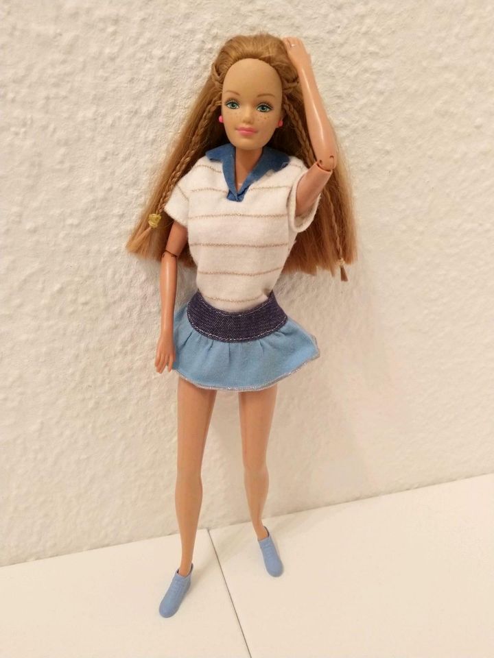Barbie Anziesachen Klamotten Kleider 15 Pro Kleidung in Berlin