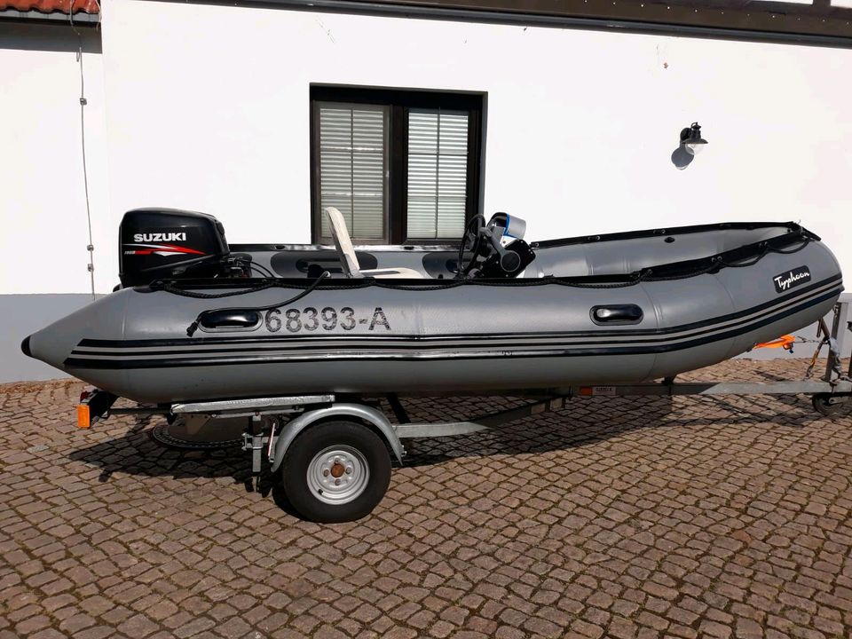 Schlauchboot mit Motor und Trailer in Mülsen