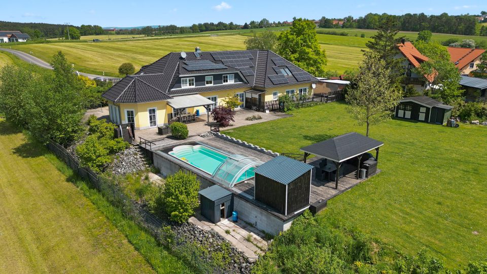 Luxusresidenz mit Pool! Energieeffiziente Villa auf einzigartigem Anwesen in Creußen