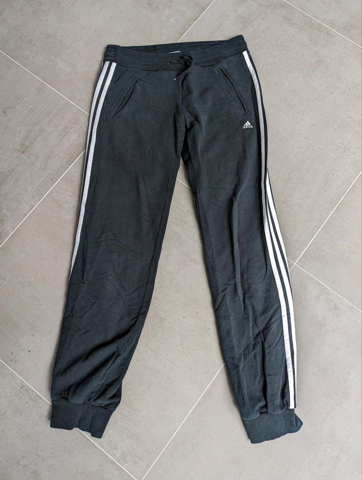 Jogginghose Adidas Gr. 34 schwarz in Reichelsheim (Odenwald)