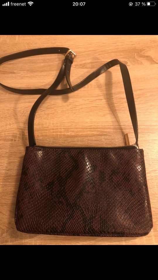 Umhängetasche Tasche lila schwarz Gold Schlangenmuster Zara NEU m in Hannover