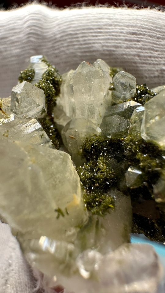 Bergkristall mit Epidot / Forest Quarz aus Edelstein Sammlung in Bonn