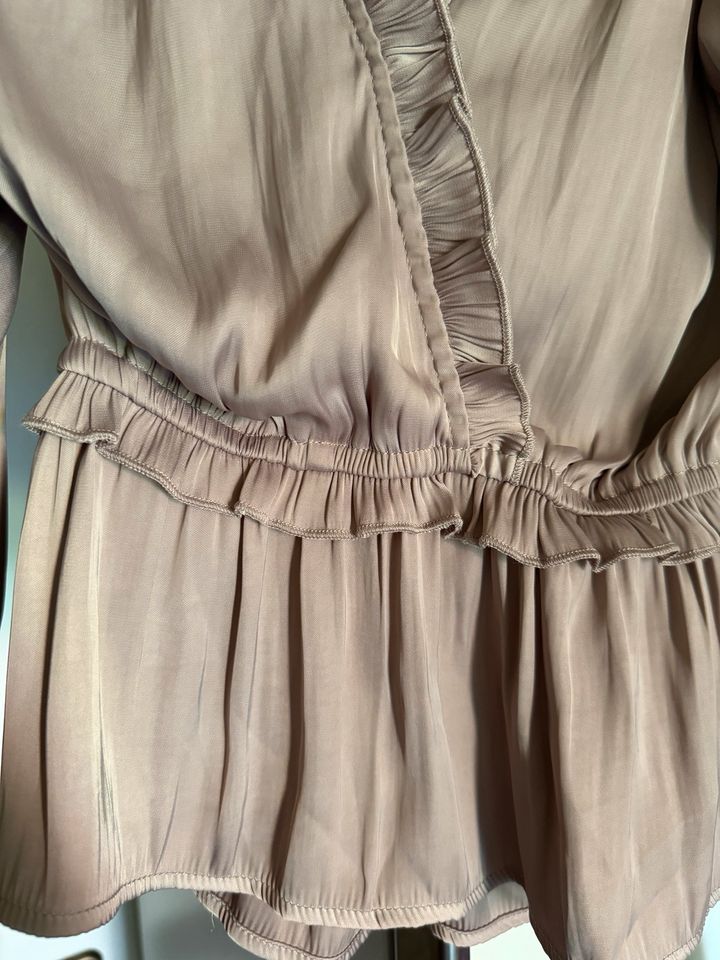 H&M Satin Bluse mit überkreuztem Ausschnitt & Rüschen taupe 34 in Windberg