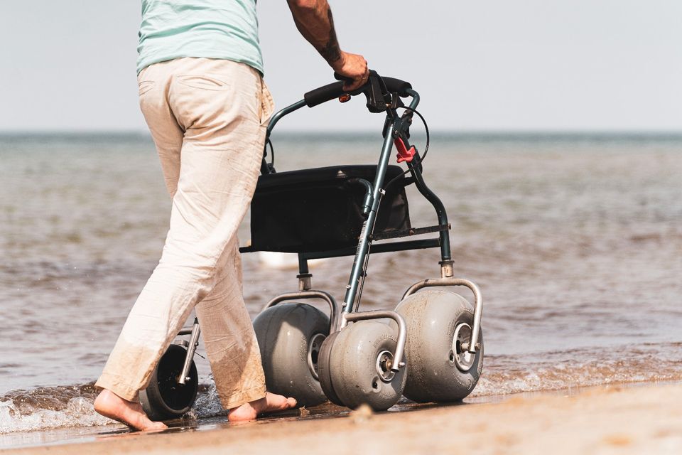 Pflegekräfte bieten Strandrollstuhl und Rollator in Rostock