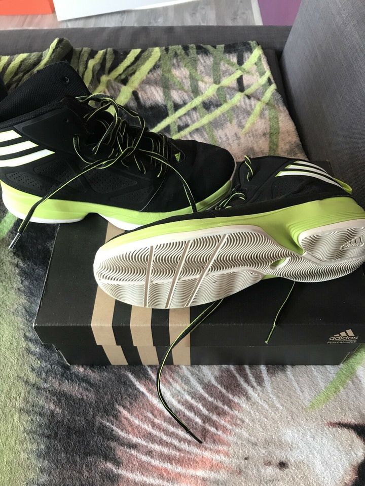 Adidas Basketballschuhe / Sportschuhe Größe 6 schwarz/grün in Wardenburg