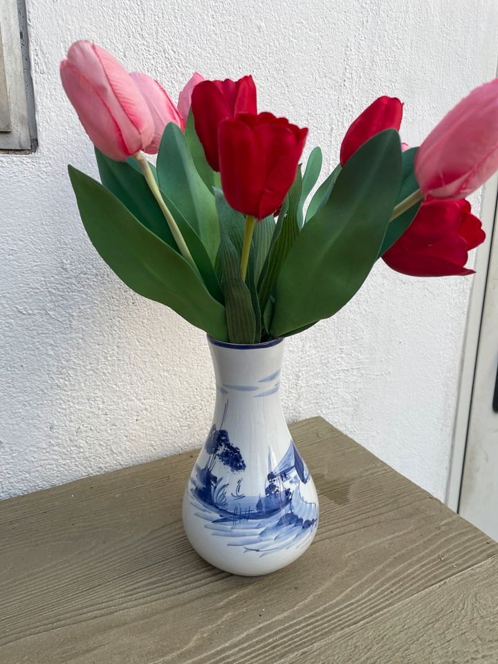 Künstliche Blumen in passenden Vasen in Erkelenz