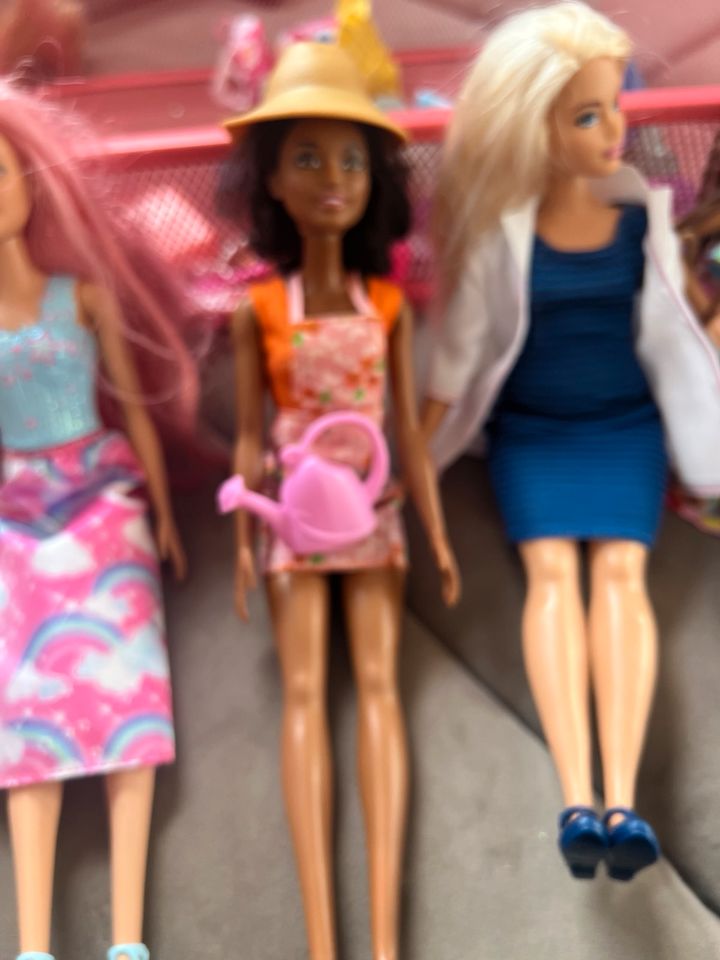 5 Barbies in verschiedene Style in Berlin