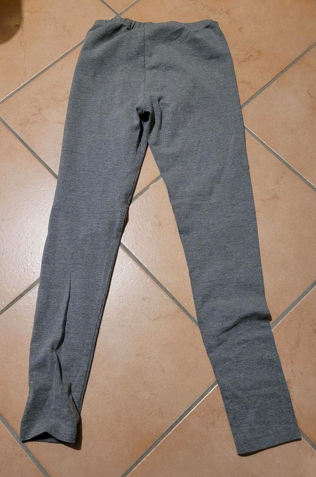 2 Mädchen Leggings Gr. 146 in Schwieberdingen