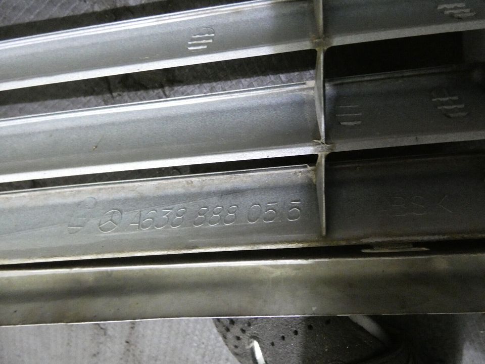 Mercedes W638 Kühlergrill A6388880515 Frontgrill Grau 9744 Bj2001 in Massenbachhausen