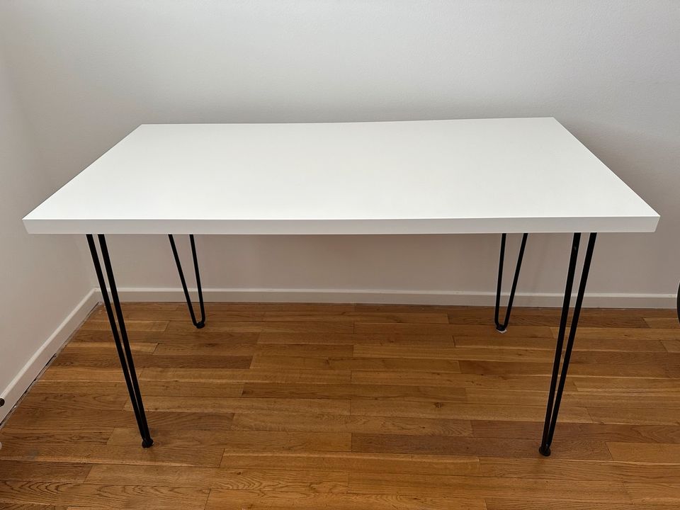 Schreibtisch weiß mit Metallbeinen 60x120cm in München