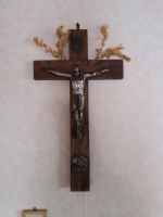 Kruzifix: Holzkreuz mit Silber-Korpus und Bruder Konrad -Plakette Oppenheim - Köngernheim Vorschau