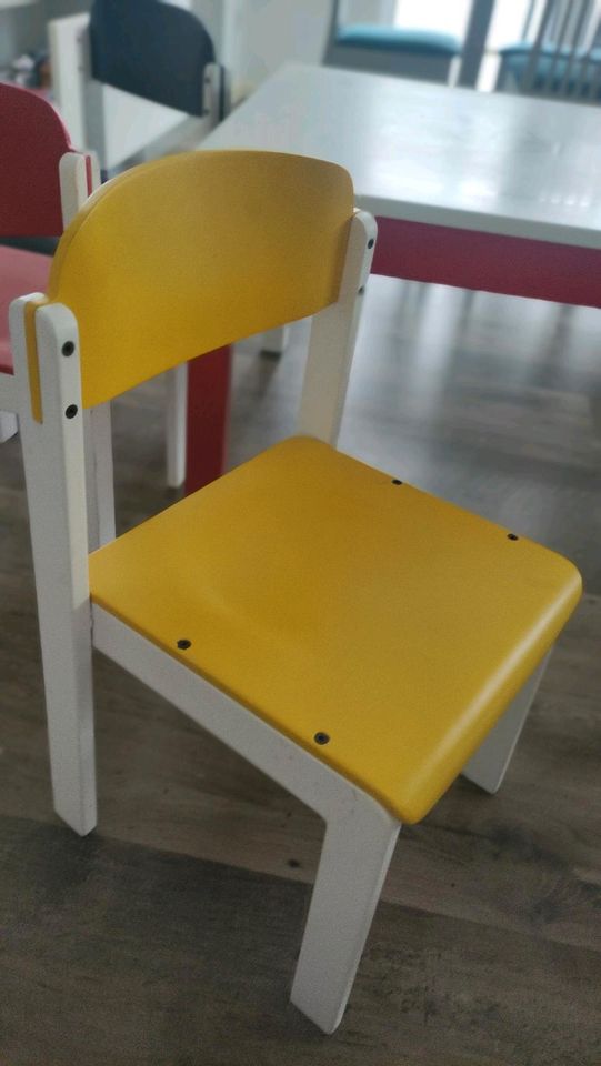 Kindertisch mit Stühlen in Seffern
