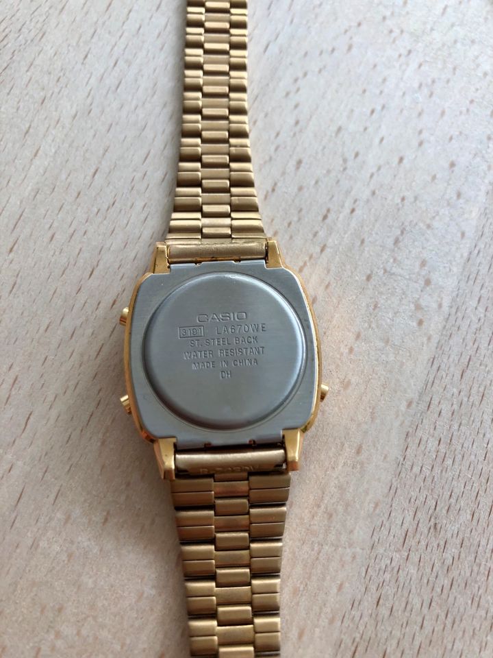 Casio Damen Uhr gold schwarz in Unterschleißheim