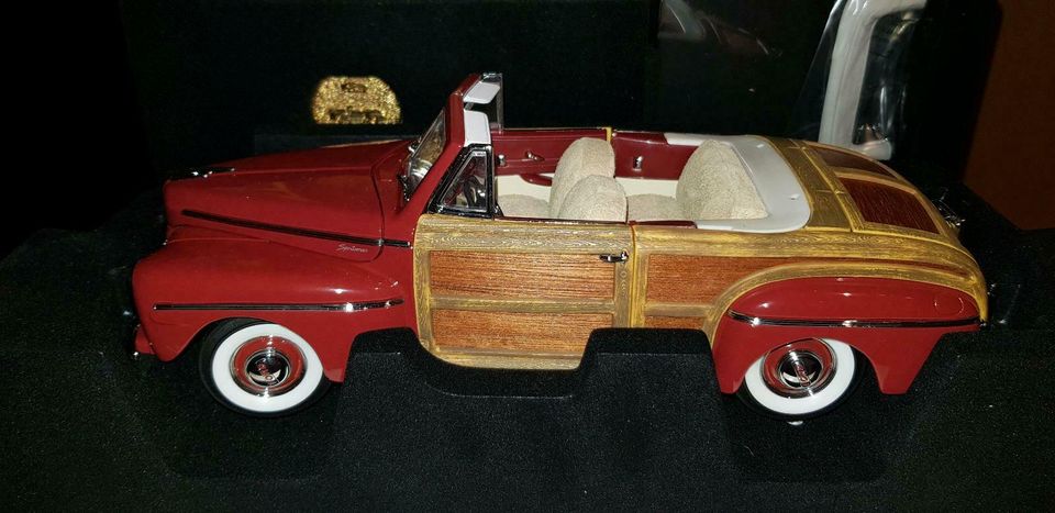 Road Signature 1946 Ford Sportsman Convertible dunkel rot 1:18 in Potsdam