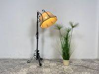 WMK Sehr hübsche und gut erhaltene Retro Stehlampe mit detailreichem Lampenfuß aus Metall und stimmigen Lampenschirm # Stehleuchte Leselampe Licht Leseleuchte Lampe Wohnzimmerlampe Vintage 60er 70er Friedrichshain-Kreuzberg - Friedrichshain Vorschau