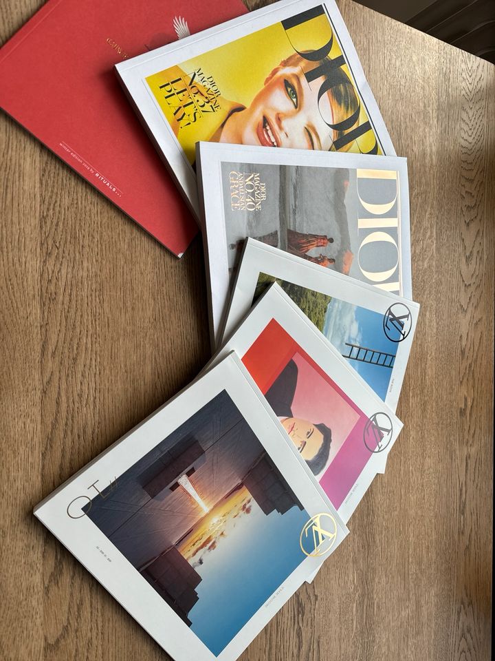 Zeitschriften von Dior und Louis Vuitton in München