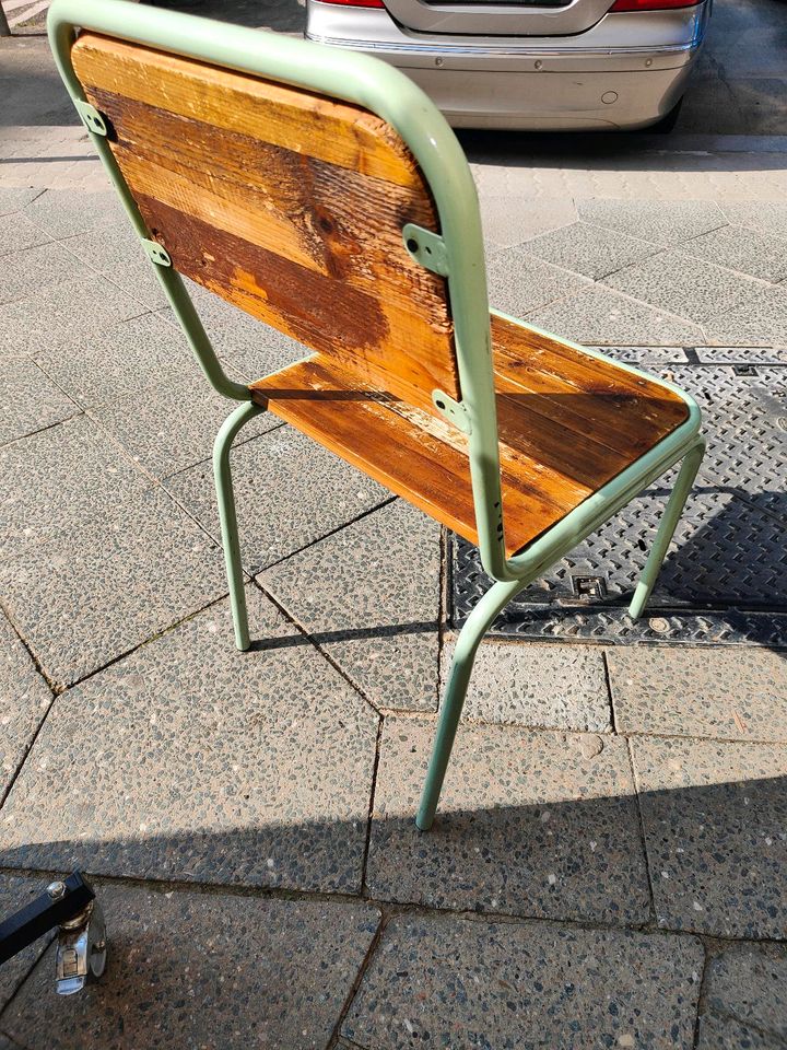 Mintgrüner Stuhl Stahlrahmen und Altholz. in Berlin