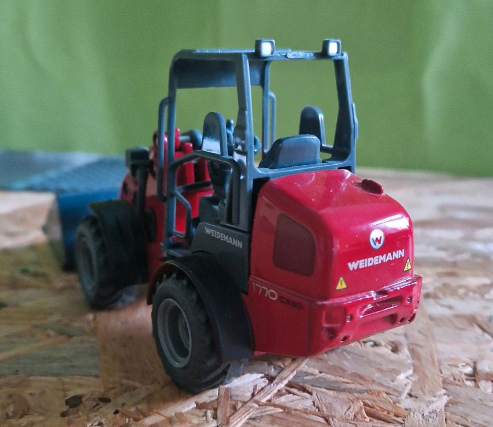 SIKU  3059 Weidemann Hoftrac 1770 Frontlader 1:32 in Neumark