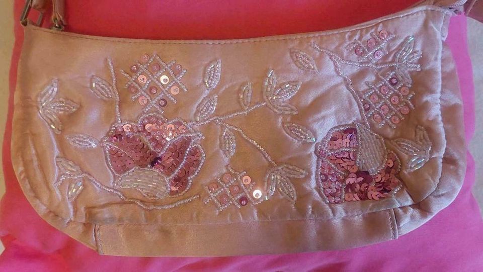 Süsse Handtasche H&M rosa Pailletten Blume edel Satin Hippie in Karlsruhe