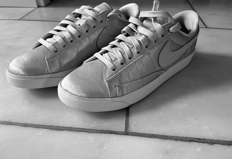 Nike Damen Sneaker „Blazer“ low Silber in Linnich