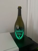 Dom Pérignon Flasche mit einem leuchtenden Etikett München - Laim Vorschau