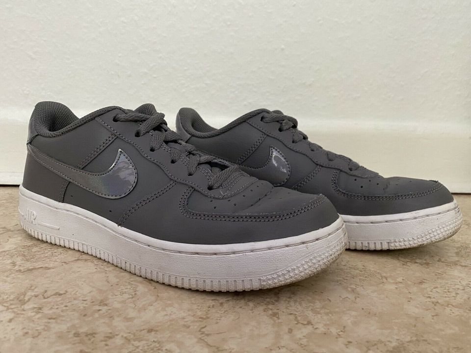 Nike Air Force grau anthrazit mit schimmernden Nike Zeichen 37,5 in Dorum