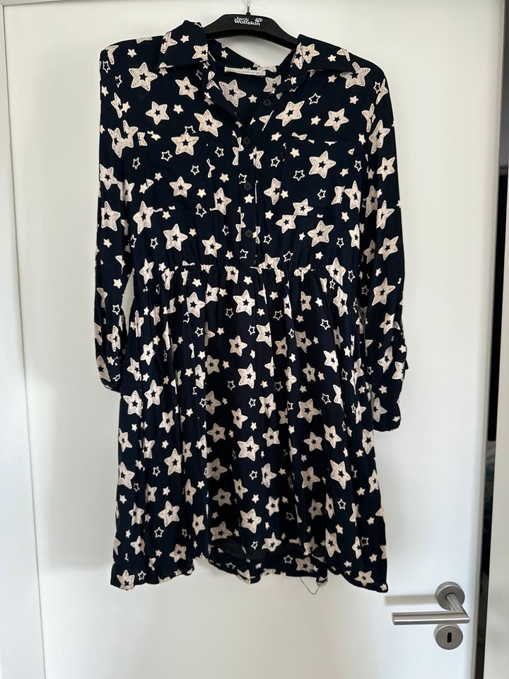 Langärmliges Sommerkleid mit Sternenprint von Zara Größe L in Büdelsdorf