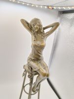 Bronze Skulptur Pierre Collinet, Frau auf Hocker Zeitgenössische Nordrhein-Westfalen - Gelsenkirchen Vorschau