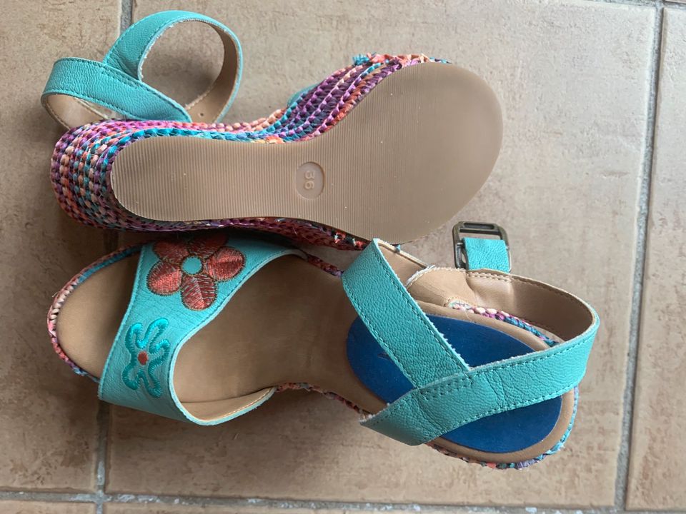 Extravagante Sommerschuhe mit Keilabsatz in Ferch