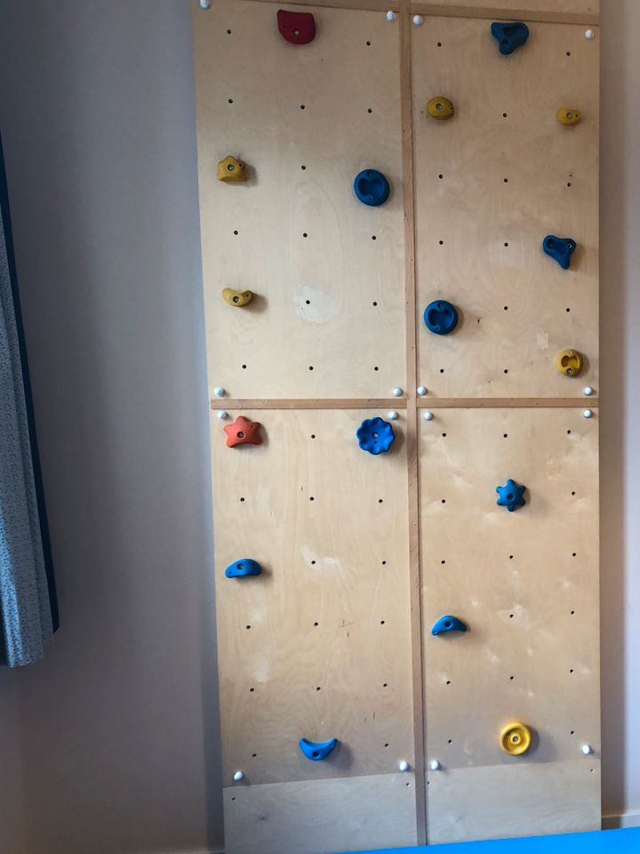Indoor Kletterwand für Kinderzimmer mit Turnmatte+Klettersteine in Berlin