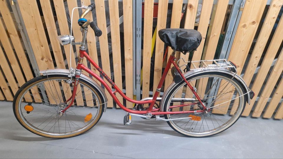 Rotes Fahrrad in Hamburg