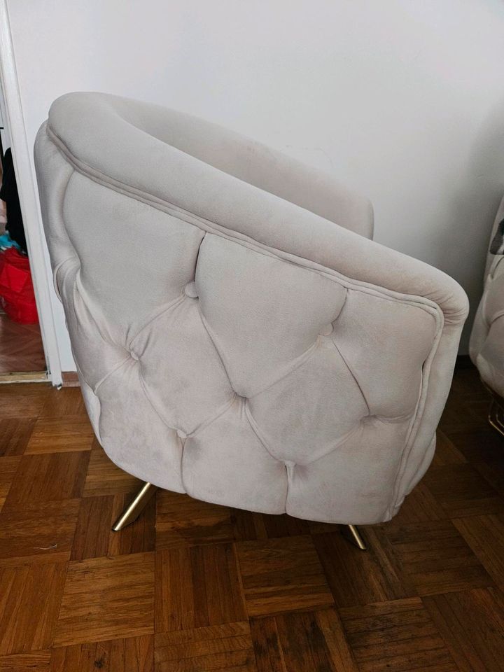 Sessel in beige mit Knöpfe und goldene Füße neu in München