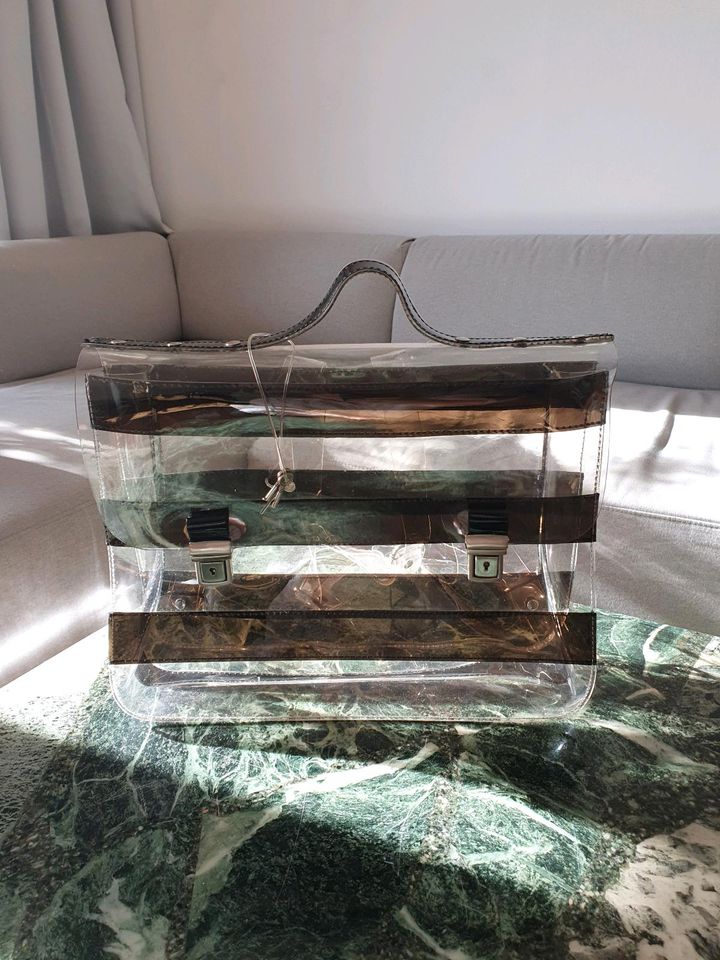 Stylische Tasche in Schulranzenform aus transparentem Material in Tübingen