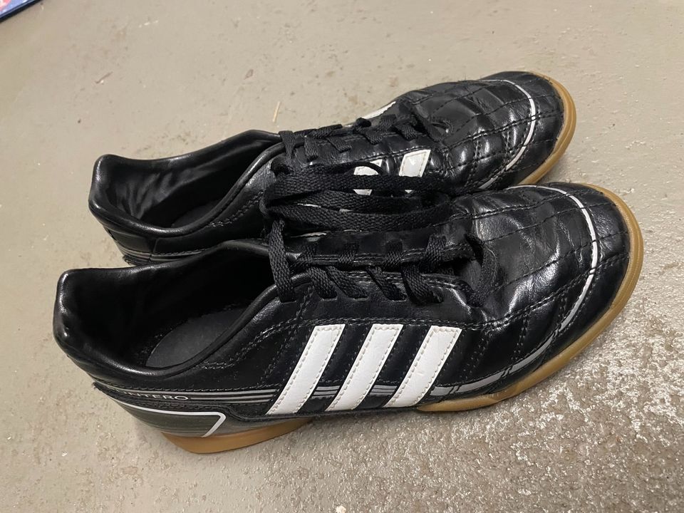 Adidas Hallenschuh, Gr. 36, Sport, Fußball, helle Sohle, TOP in Rhens