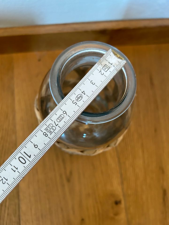 Vase transparent mit Korbgeflecht in Mömbris