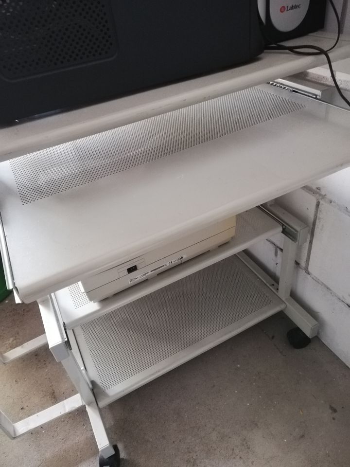 Computertisch aus Metall mit beweglichen Tastaturschublade in Gießen