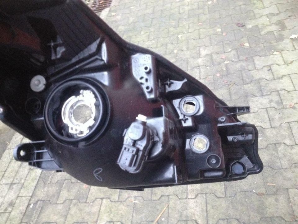 Toyota Yaris 2014- Scheinwerfer L Schwarz 81170-0DA10 in Wallenhorst