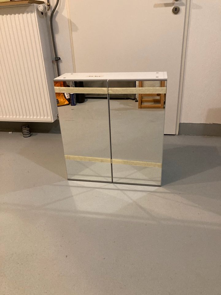 Spiegelschrank Ikea inkl. 2 Glasböden / Badspiegel in Monheim am Rhein