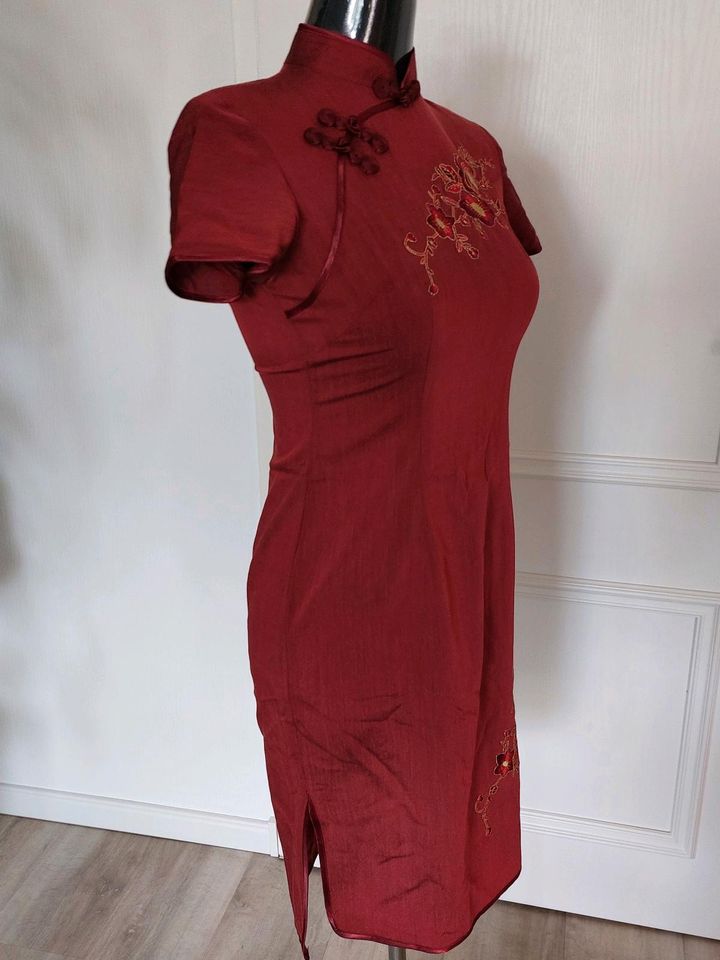 Damen Kleid asiatisch mit Bestickungen Gr S Etuikleid in Stendal
