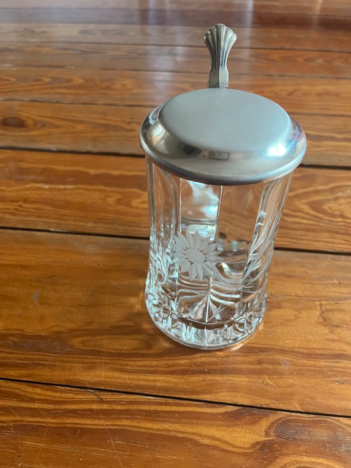 Bierkrug mit Deckel aus Glas mit Gravur / Blume in Lübeck