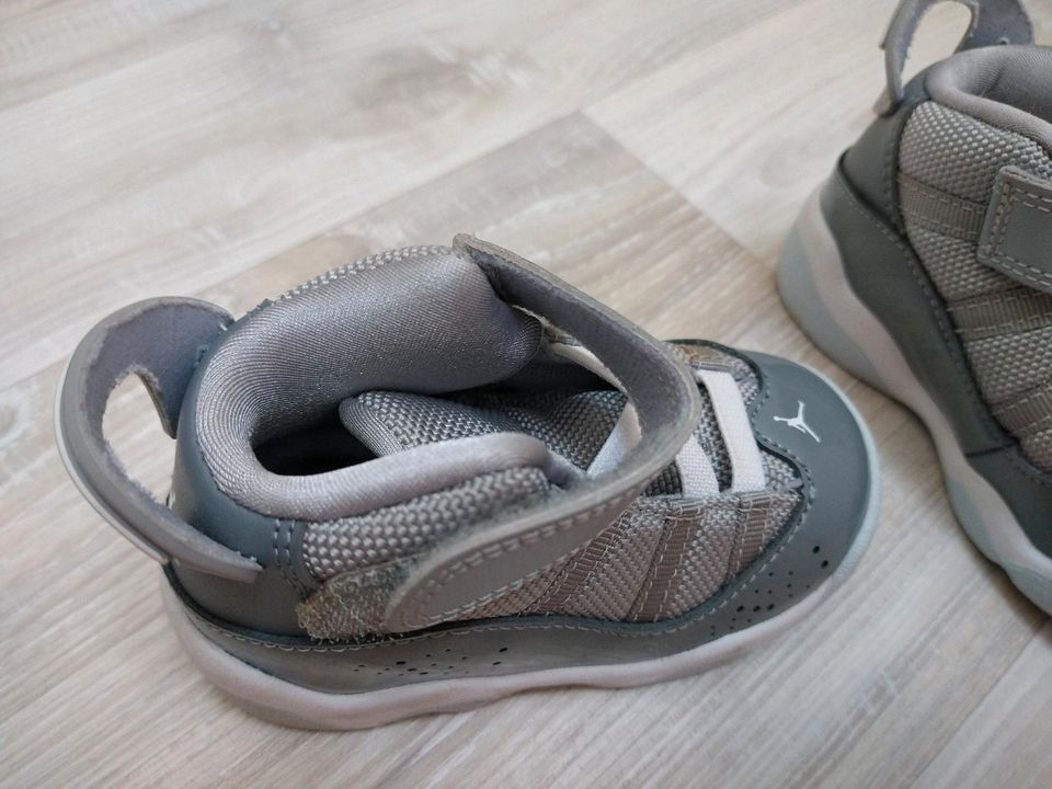 Air Jordan Baby Schuhe Klettschuhe Gr 21 in Gerlingen