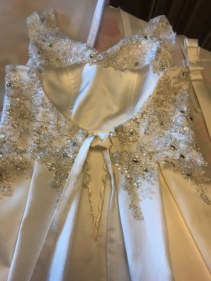 BRAUTKLEID HOCHZEITSKLEID PAILLETTEN STRASS PERLEN NEU 38/40 in Neunkirchen