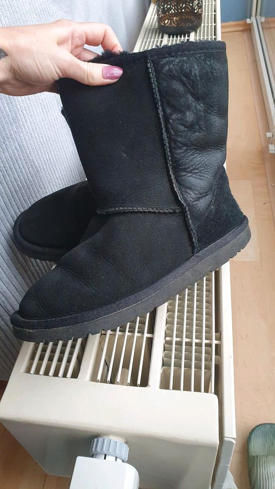 UGG Boots schwarz in Ratekau