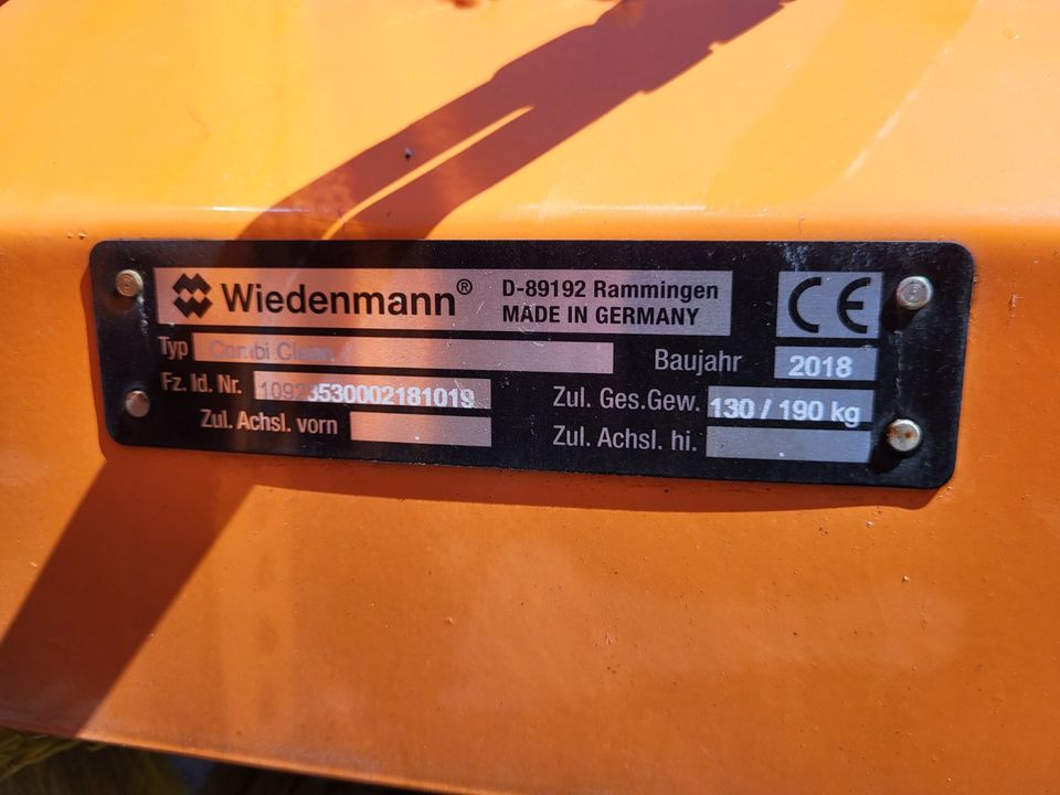 Wiedenmann Combi Clean 2350 Kehrmaschine für Kommunaltraktoren in München