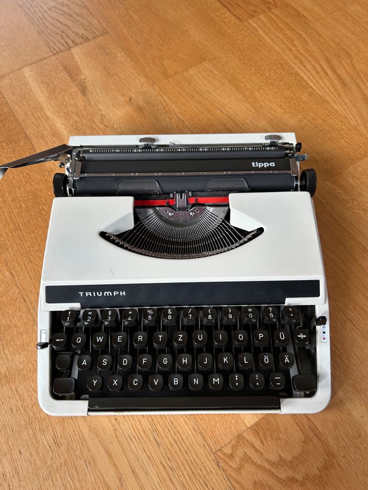 Triumph Tippa Schreibmaschine 70er Jahre, weiß in Wipperfürth